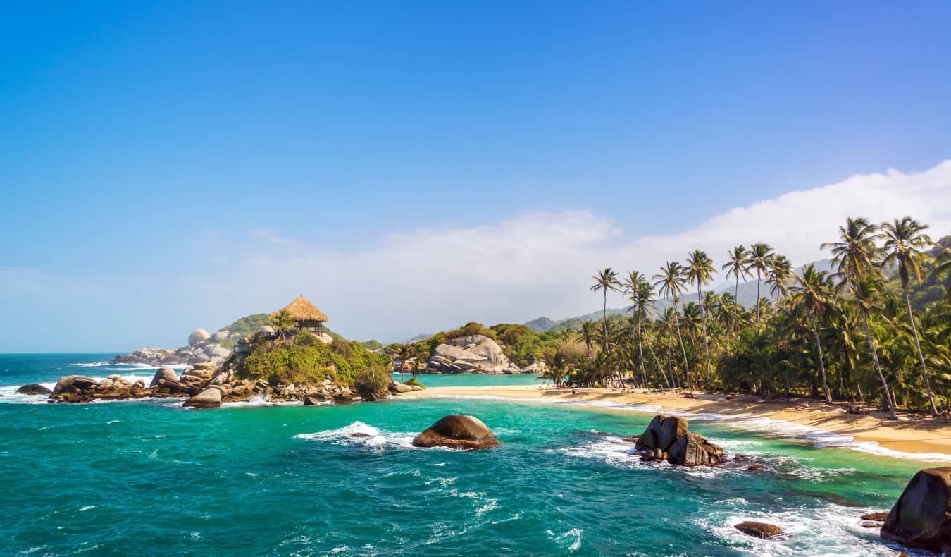 Águas turquesas, praias com areia branca e palmeiras do Parque Nacional Tyrone na Colômbia