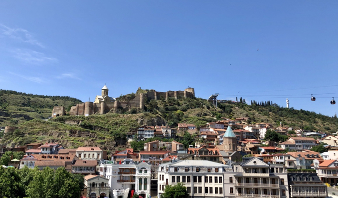 Céu azul acima da cidade histórica de Tbilisi, Geórgia
