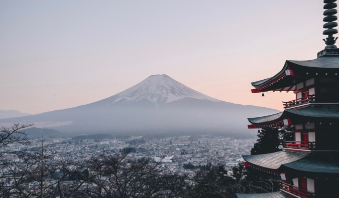 Vista do Monte Fuji no Japão com o templo em primeiro plano