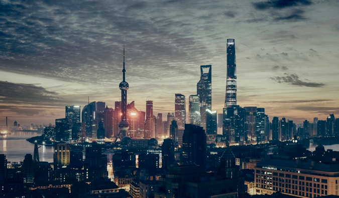 Enorme cidade de Xangai, China, iluminada à noite