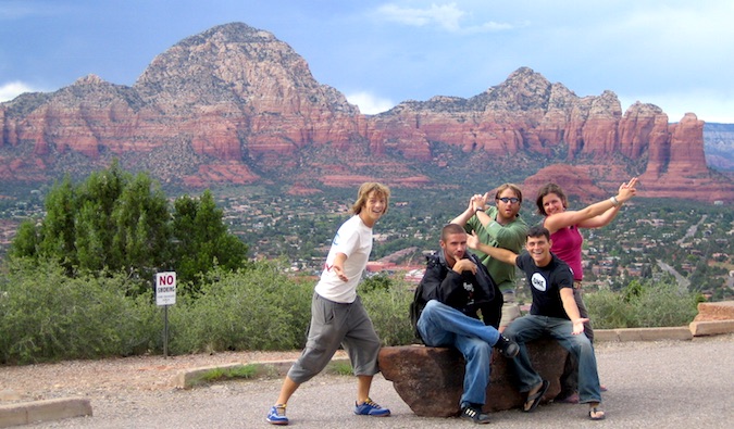O Nomad Matt posa com os amigos em Sedone, Arizona, enquanto viaja
