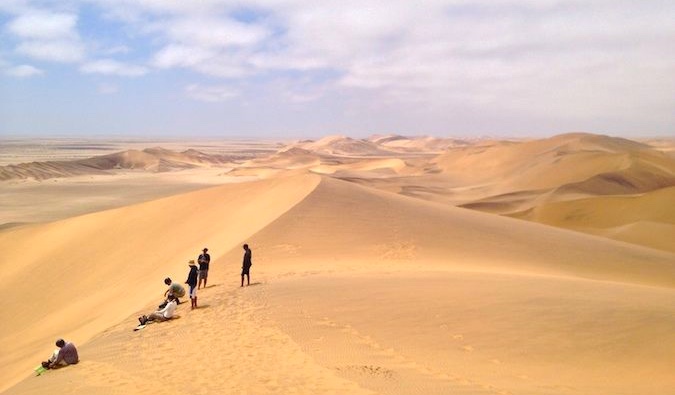 Dunes vazias e varridas do deserto africano na Namíbia