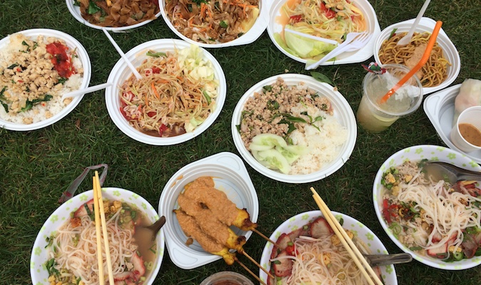 Muitos pratos de comida tailandesa de um mercado de Berlim