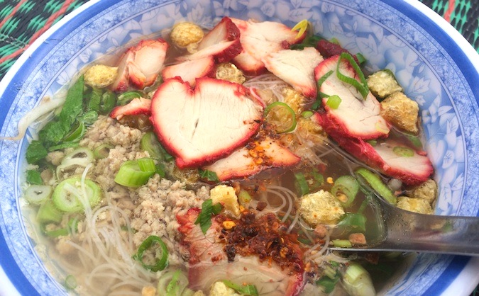 Foto de sopa tailandesa de macarrão com carne de porco vermelha