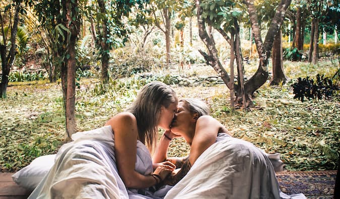Charlotte e Natalie dormem na selva na Tailândia