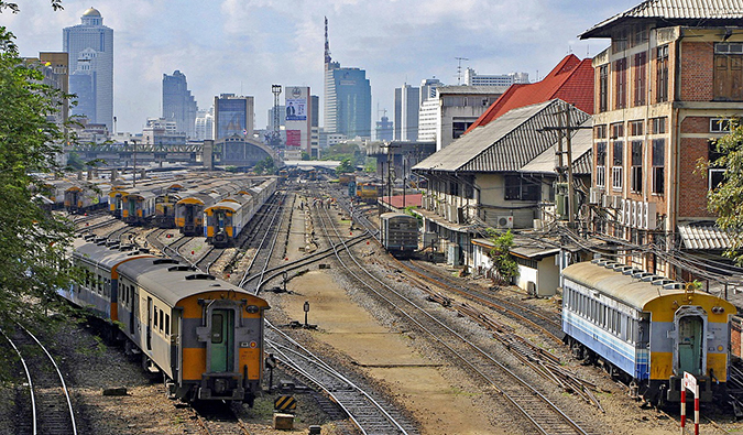 Pátio ferroviário ocupado em Bangkok, Tailândia