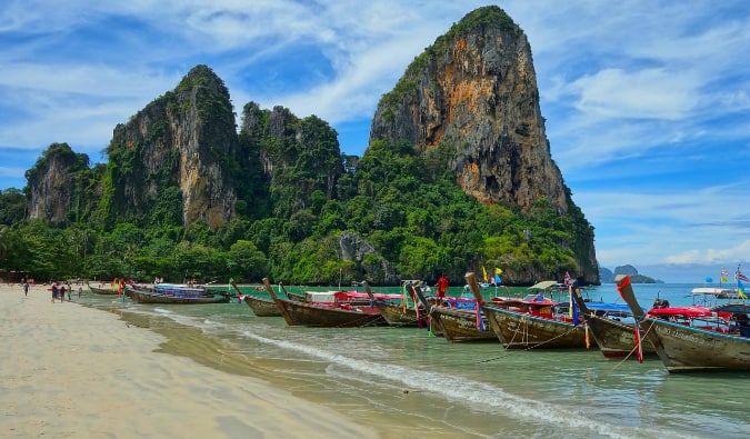 Foto clássica de barcos alinhados ao longo da praia na Tailândia