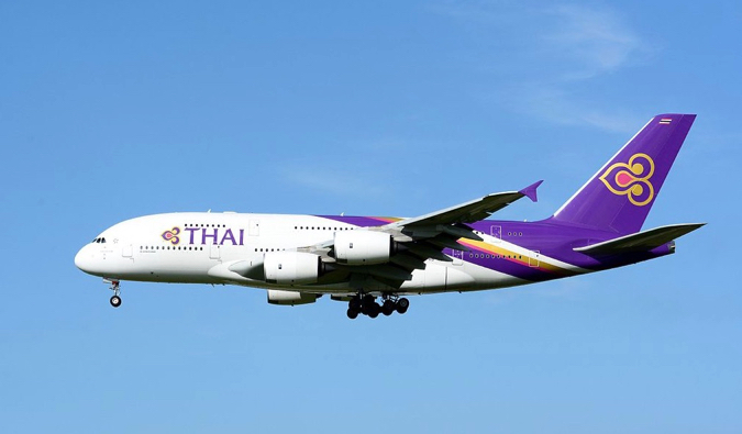 Avião da Thai Airways decola na Tailândia