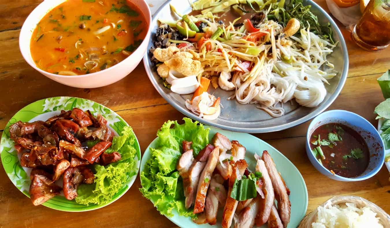 Comida saborosa de produtos locais na Tailândia