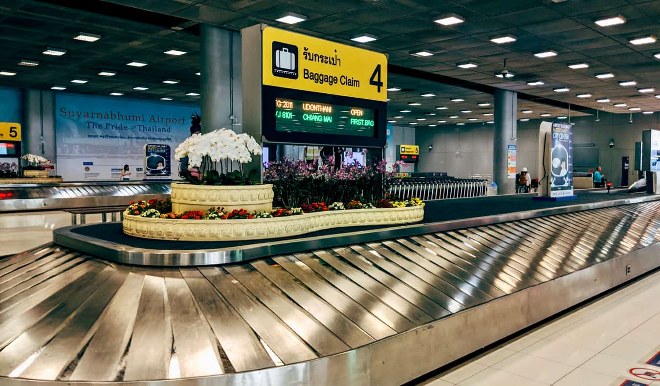 Área de emissão de bagagem no aeroporto de Bangkok, na Tailândia