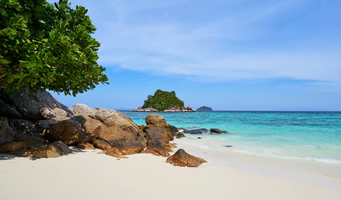 A praia perfeita em uma das ilhas da Tailândia tropical