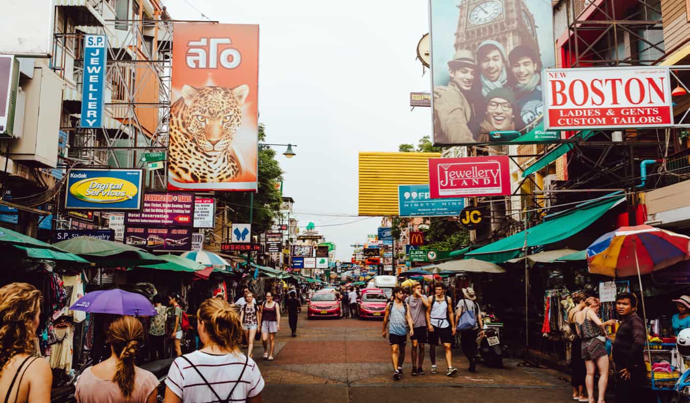 Um dos muitos mercados barulhentos cheios de moradores e turistas locais na Tailândia