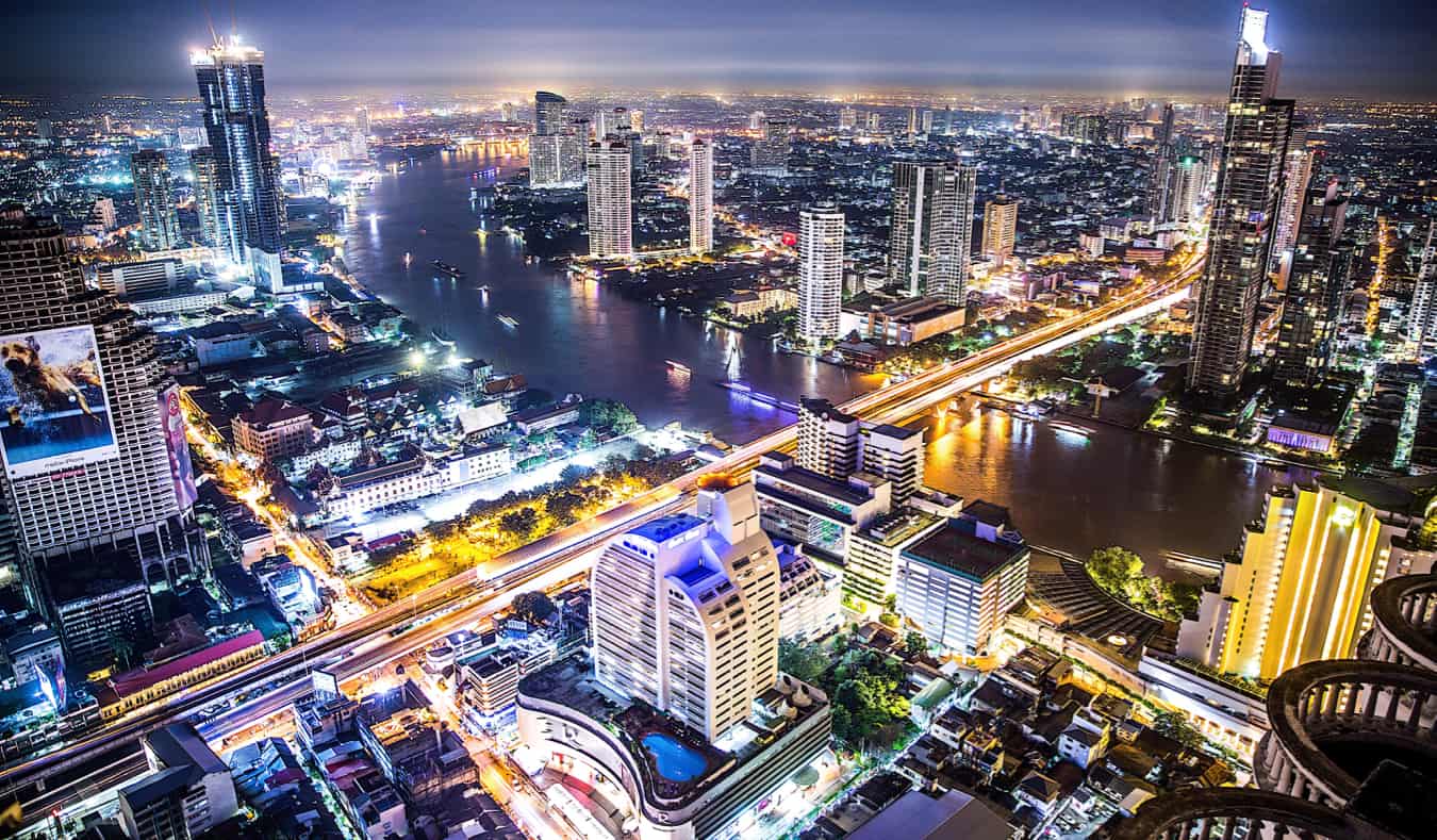 Horizon brilhante e imponente de Bangkok, Tailândia, iluminado à noite