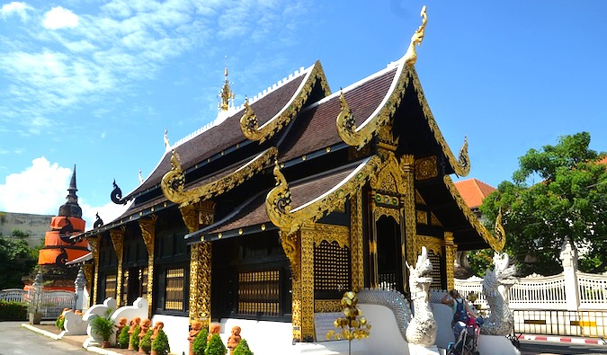 Templo em Chiangmai em um dia ensolarado com um céu azul