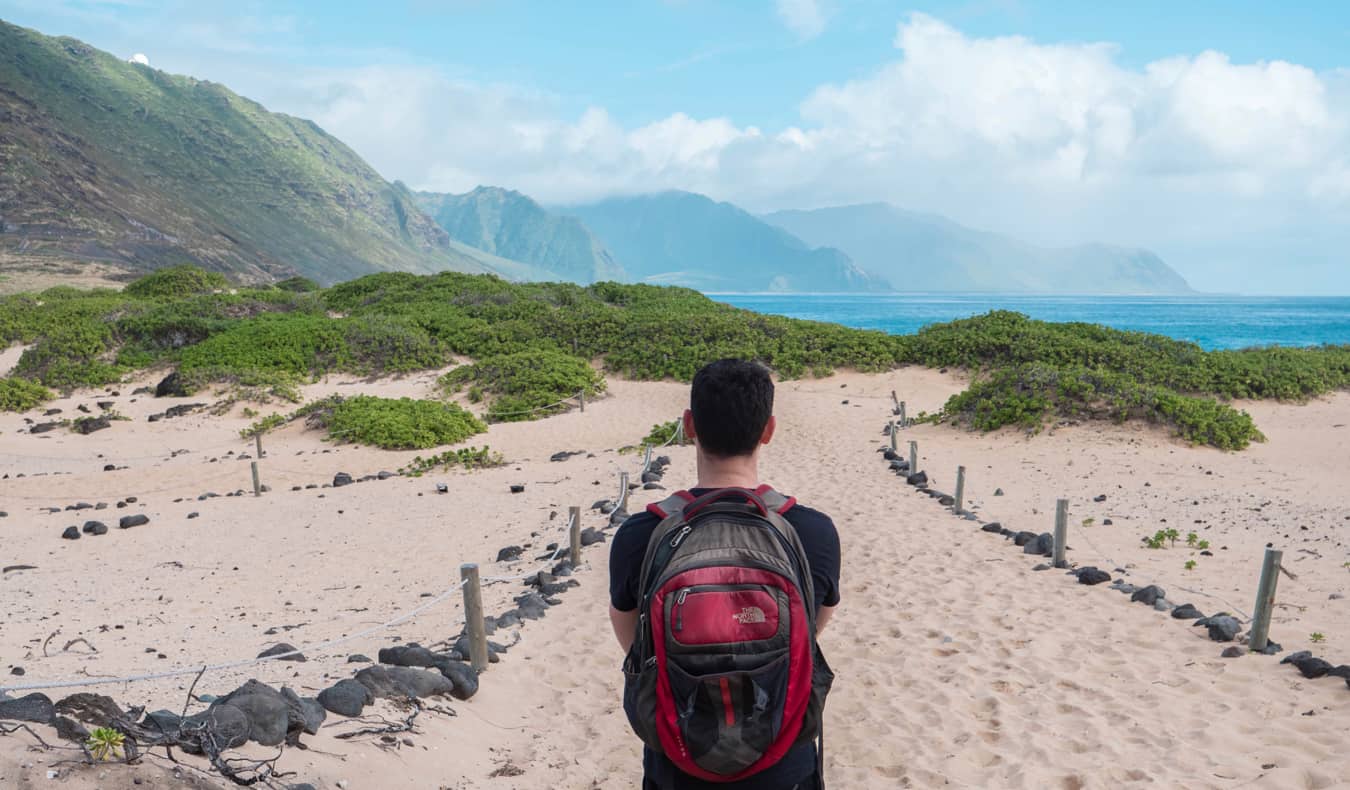 Nomad Matt posa para foto no Havaí enquanto viaja