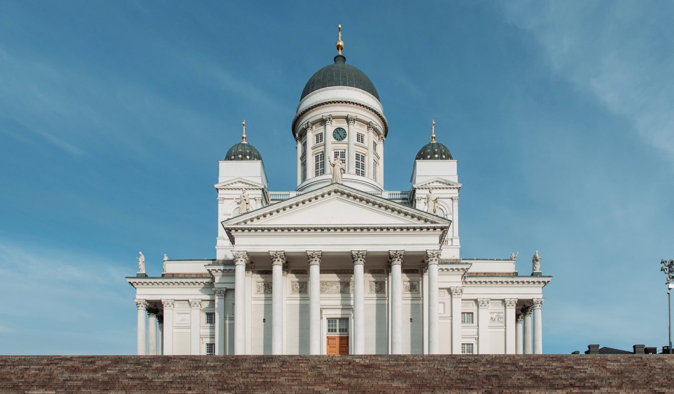 A famosa Catedral de Helsinque, elevand o-se acima da cidade em Helsinque, Finlândia