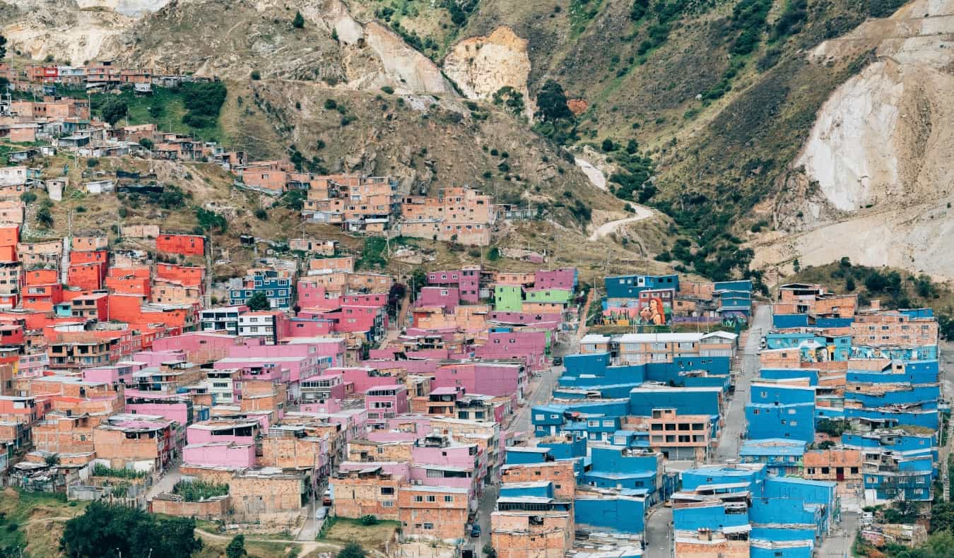 Chaços mult i-coloridos na encosta da colina na cidade de Bogotá, Colômbia