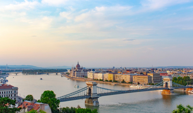 Horizonte de Budapeste, Hungria, num dia de verão