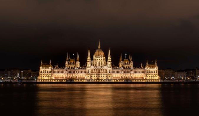 Prédio do Parlamento em Budapeste, Hungria, iluminado à noite
