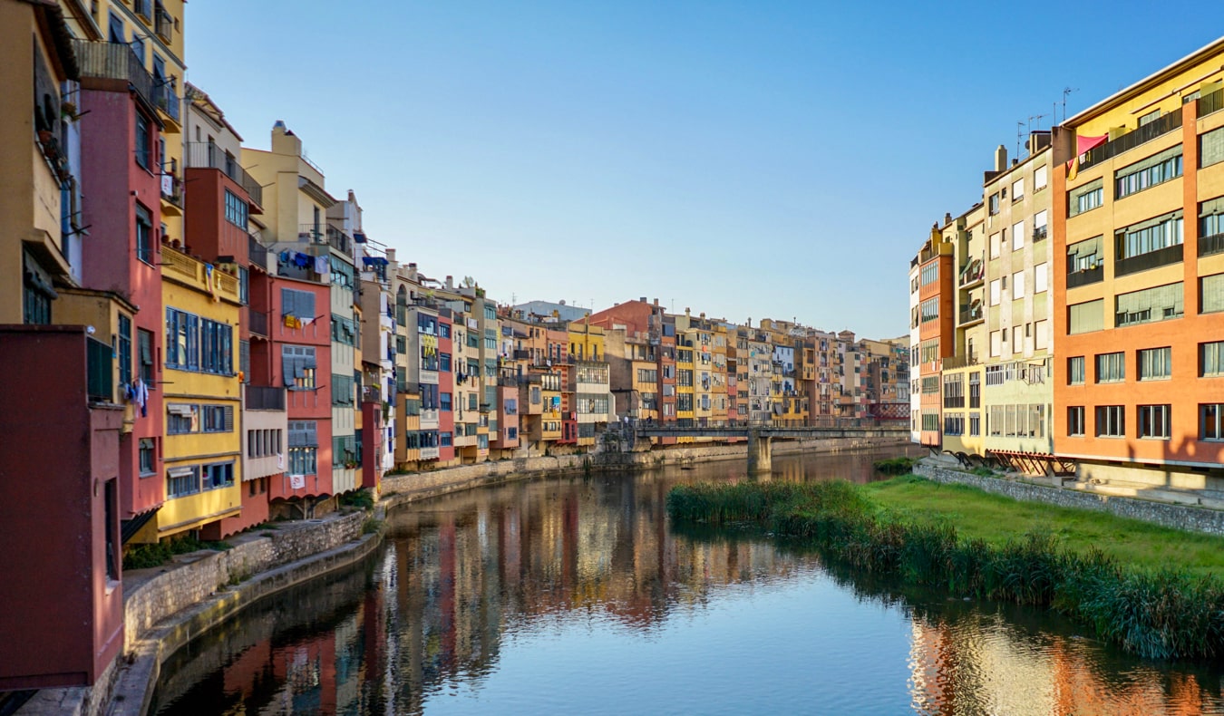 Edifícios antigos coloridos ao longo do rio em Girona, Espanha