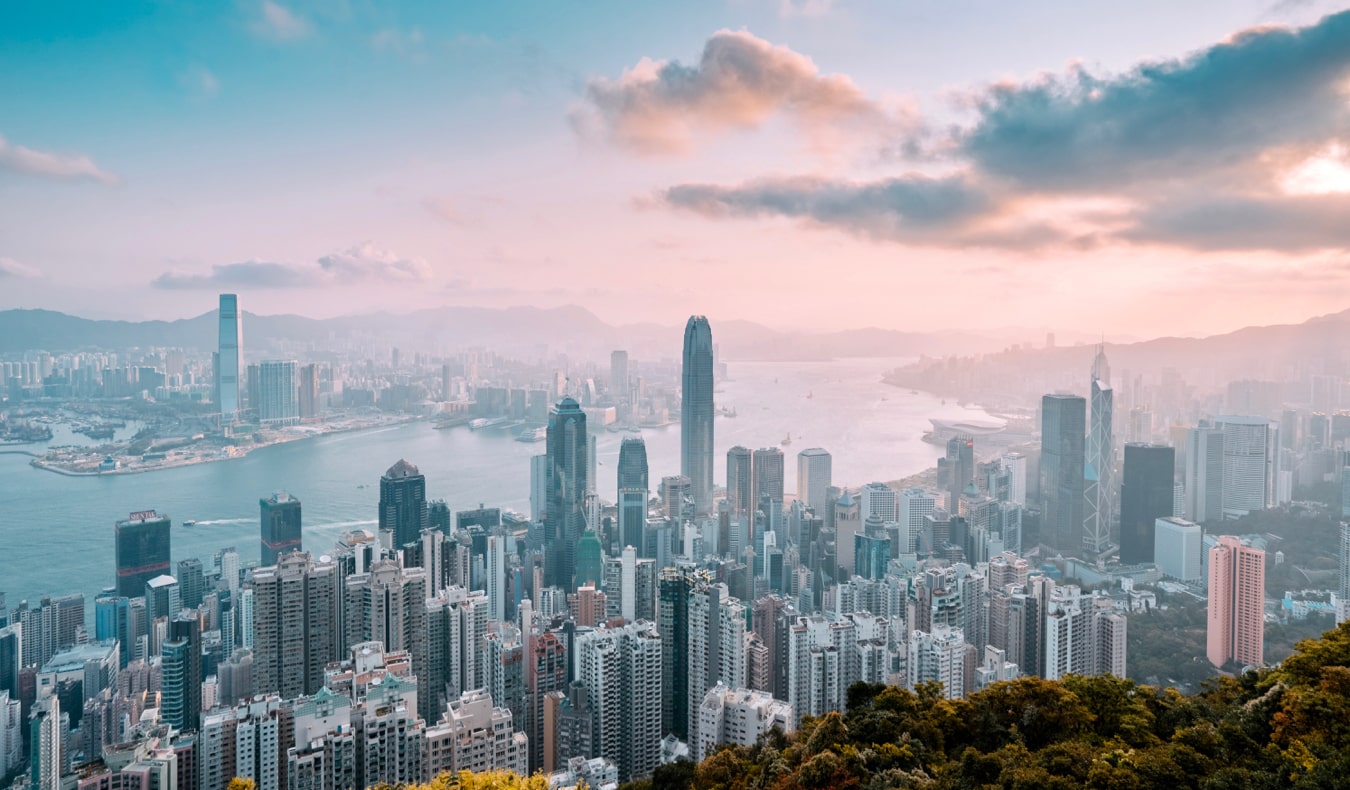 Horizonte maciço e imponente de Hong Kong ao pôr do sol