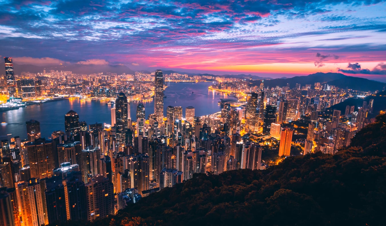 Horizon maciço e imponente de Hong Kong à noite