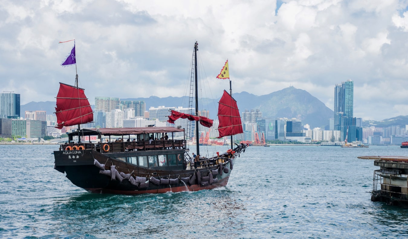 Famous Hong Kong Coats-Junks flutuando ao redor das águas perto de Hong Kong