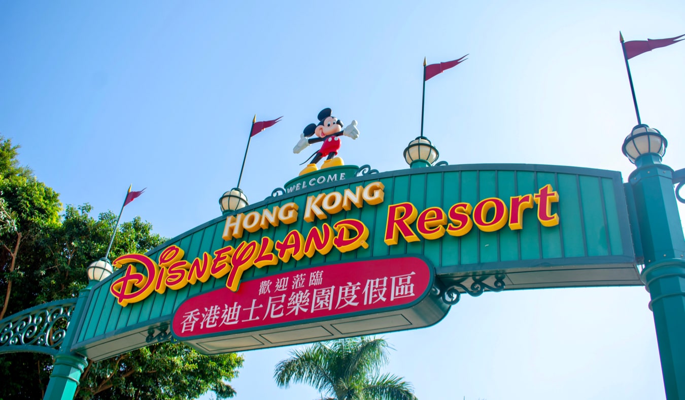 Sinal colorido da Disneylândia de Hong Kong em Hong Kong