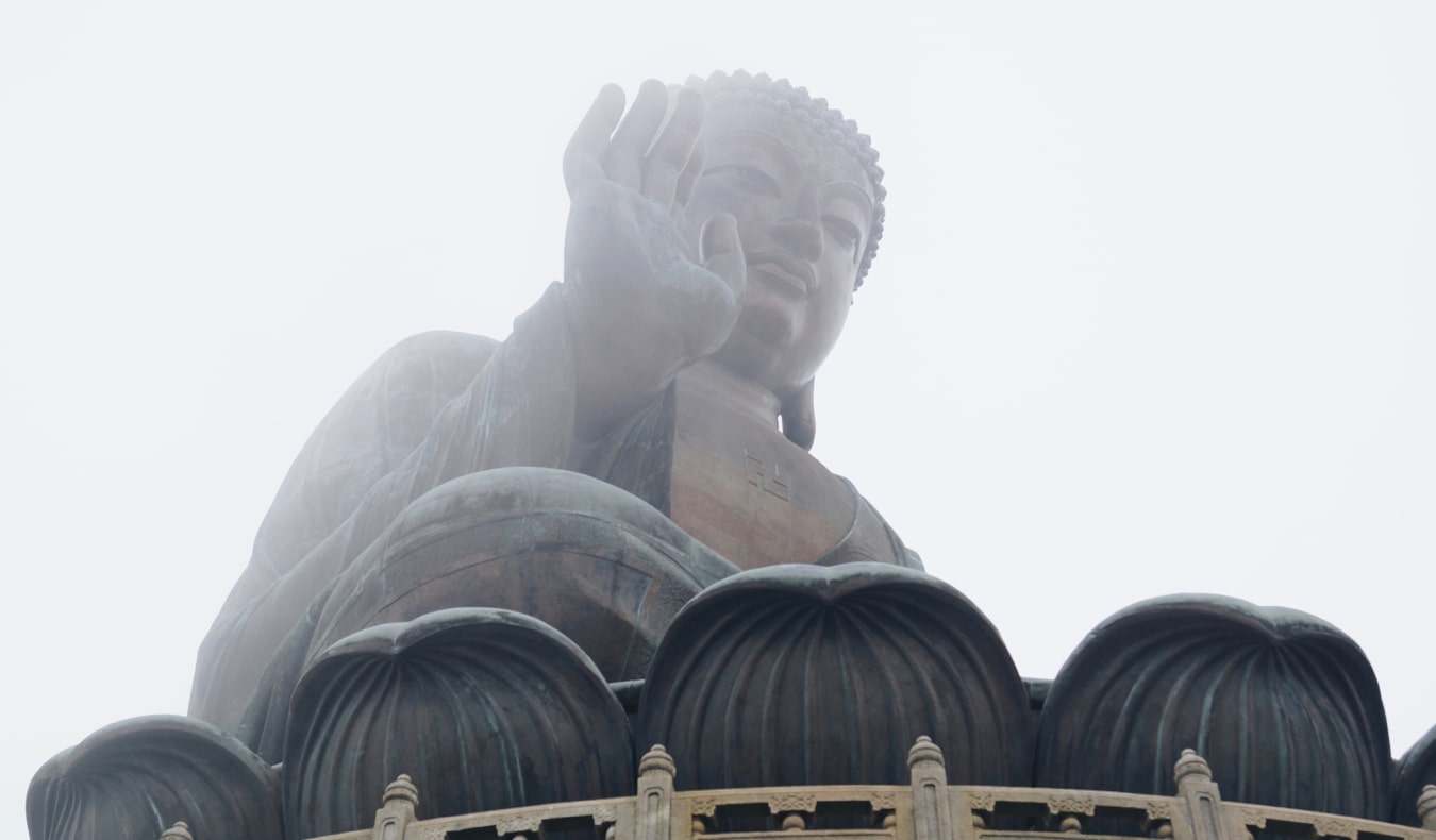 Estátua maciça do Buda no Ngong Ping 360 em Hong Kong