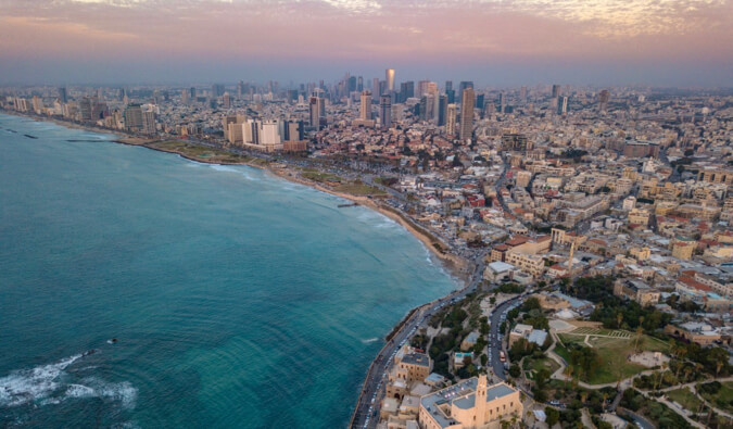 Vista para o ar em Tel Aviv em Israel durante um pôr do sol colorido