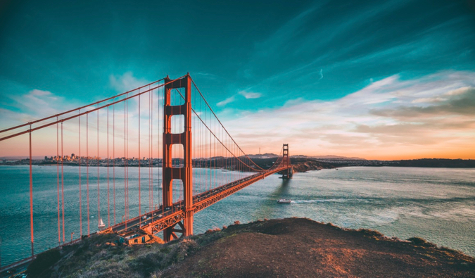 O famoso Bridge Golden Gate em São Francisco, EUA, ao pôr do sol