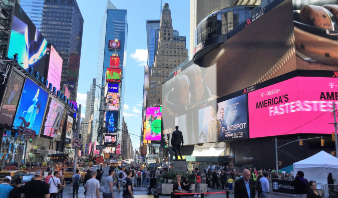Multidões de turistas na Vulgar Times Square em Nova York
