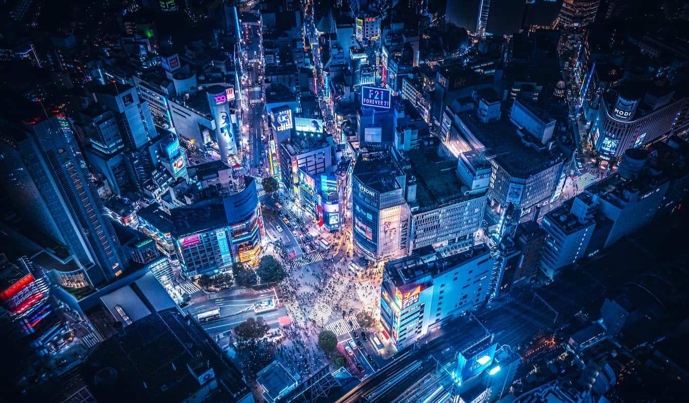 Ruas noturnas de Tóquio em um animado cruzamento sibuya