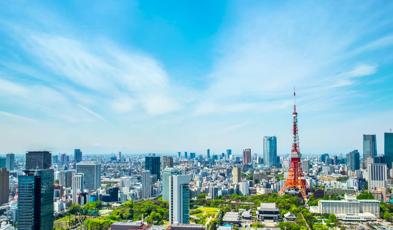 Torre de Tóquio em Tóquio, Japão, em um dia de verão brilhante e ensolarado