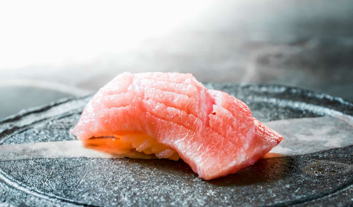 Sushi fresco em Tóquio, Japão, em um prato em antecipação de quando eles são comidos