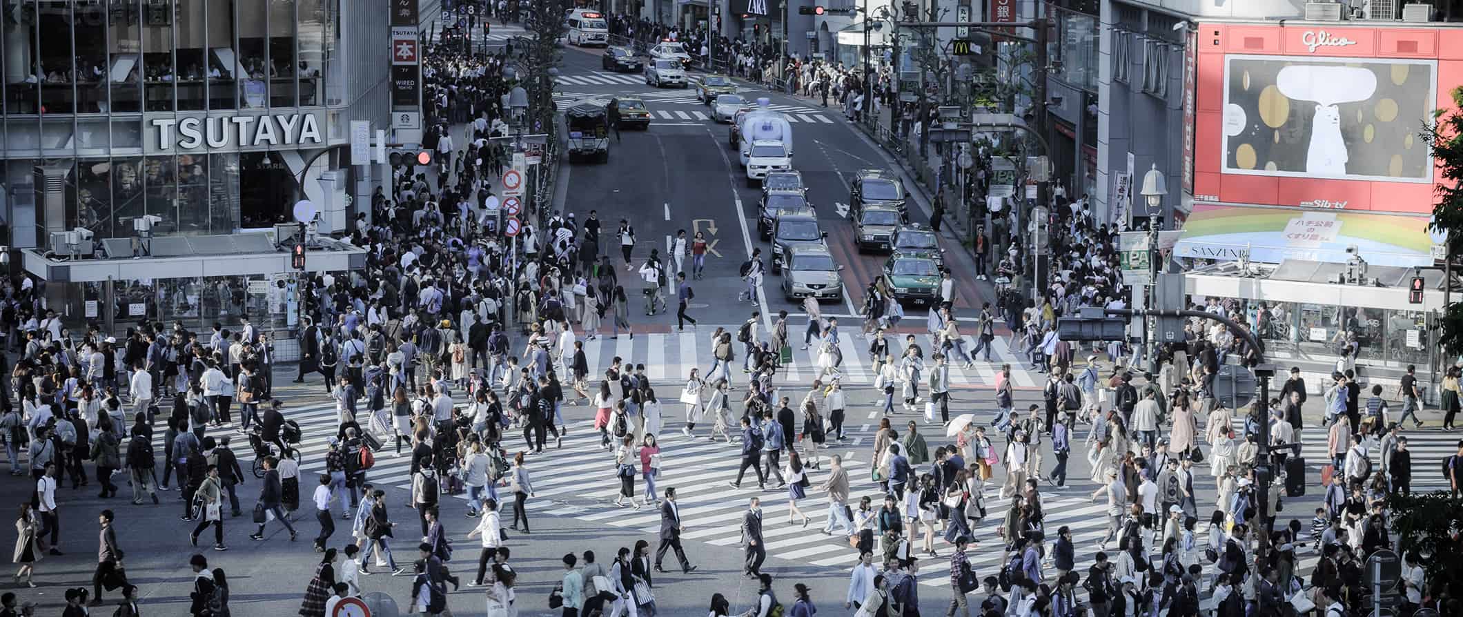 Interseção movimentada em Tóquio, Japão: milhares de pessoas atravessam a rua
