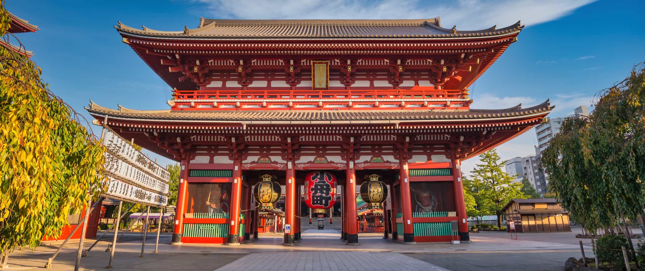 O imponente e colorido Templo Sensoji em Tóquio, Japão