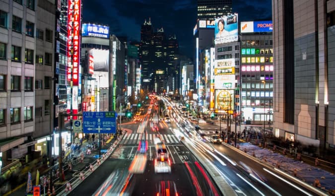 Sinais brilhantes e ruas animadas de Night Tokyo