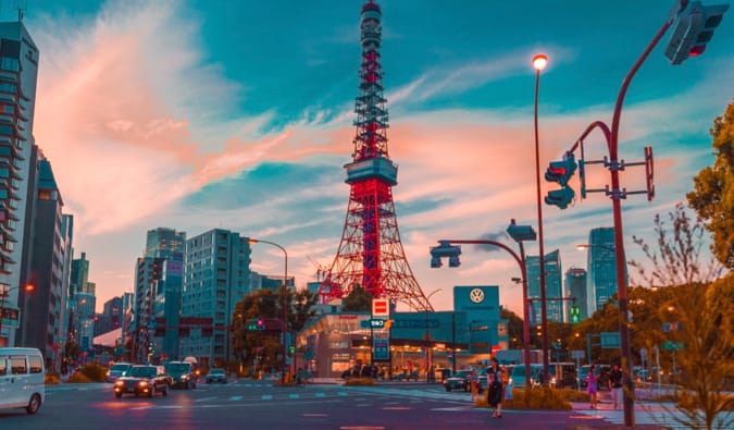 Torre de Tóquio ao nascer do sol em Tóquio, Japão