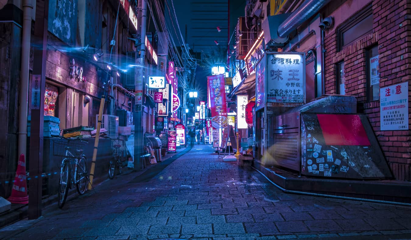 Uma rua vazia com lanternas luminosas em Tóquio, Japão