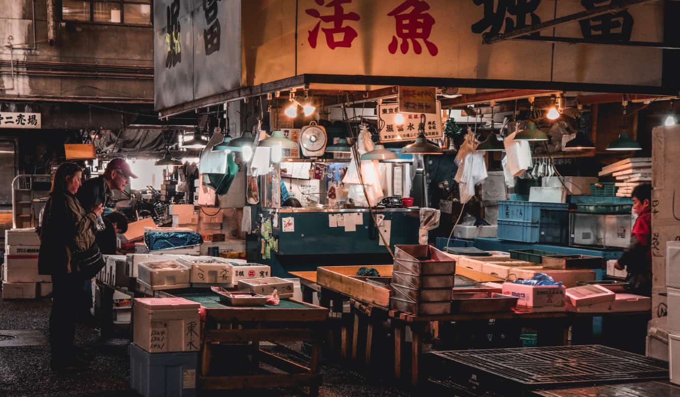 Mercado de peixes enorme em Tóquio, Japão