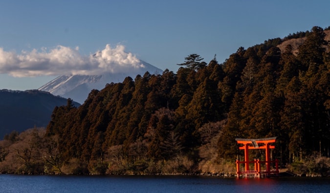 Vista do Monte Fuji de Hakone com um portão de tório em primeiro plano