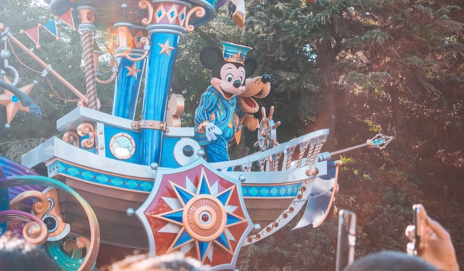 Mickey Mouse em uma plataforma plana durante um desfile na Disneylândia em Tóquio, Japão