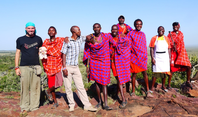 O viajante posa com o povo de Masai no Quênia
