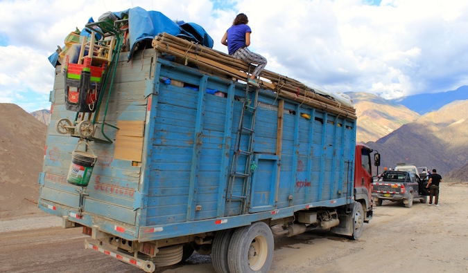 Backpecher viajando uma carona em um caminhão no Peru