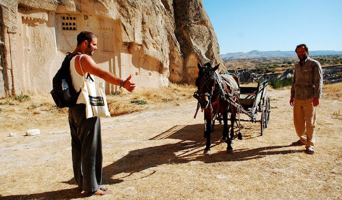 Viajando por carona em uma carroça e um burro no Oriente Médio