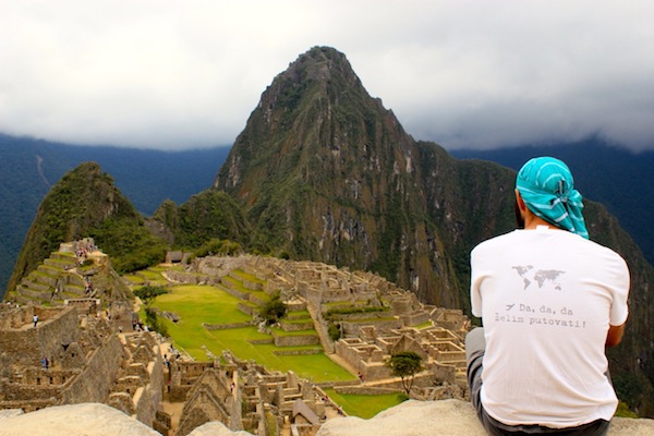 Tomislav aprecia a vista de Machu Picca, Peru