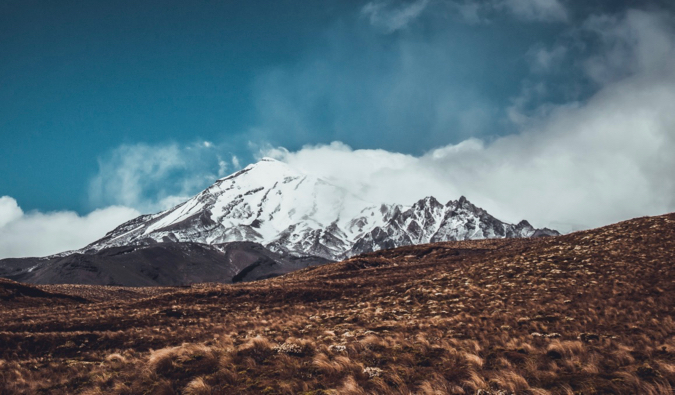 Os picos nevados da transição alpina de Tolgariro na Nova Zelândia