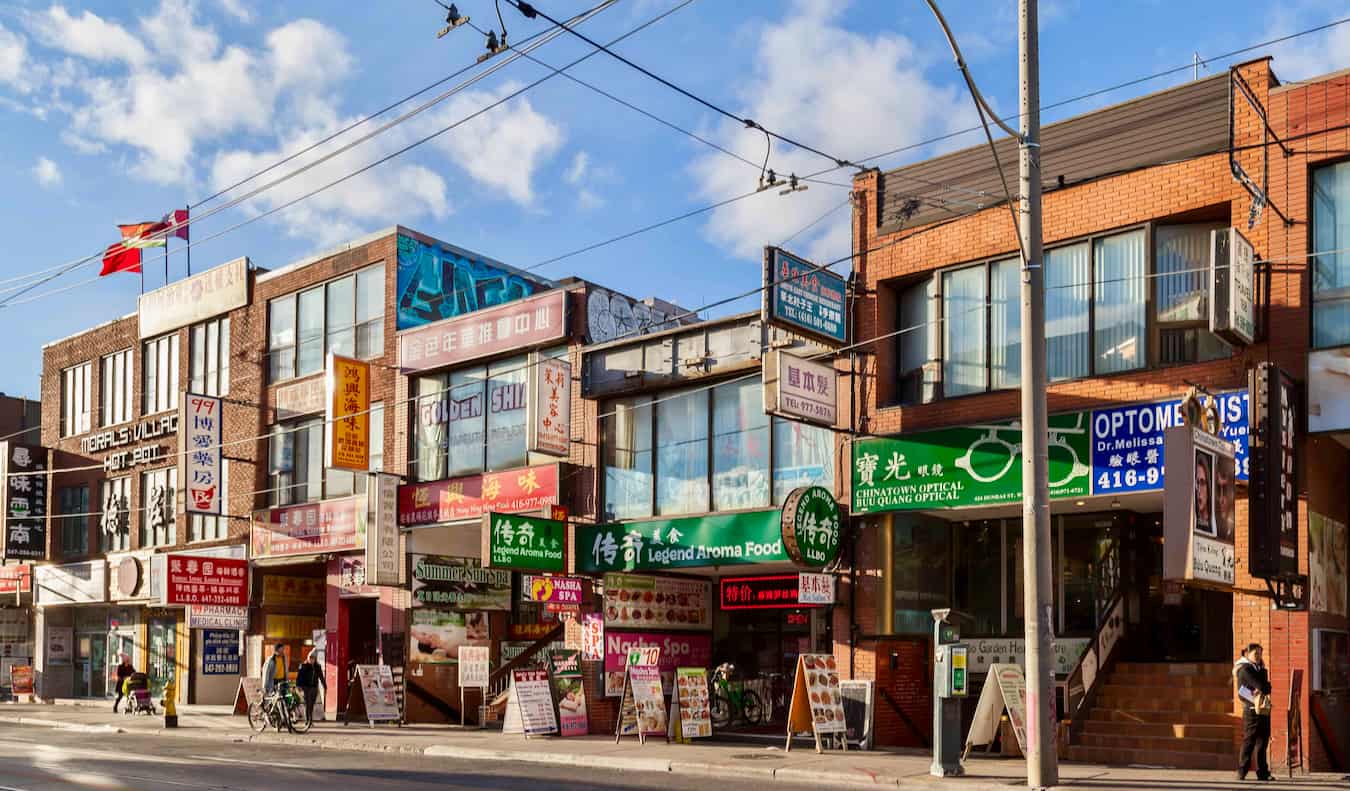Ruas movimentadas de Chinatown na ensolarada Toronto, Ontário, Canadá