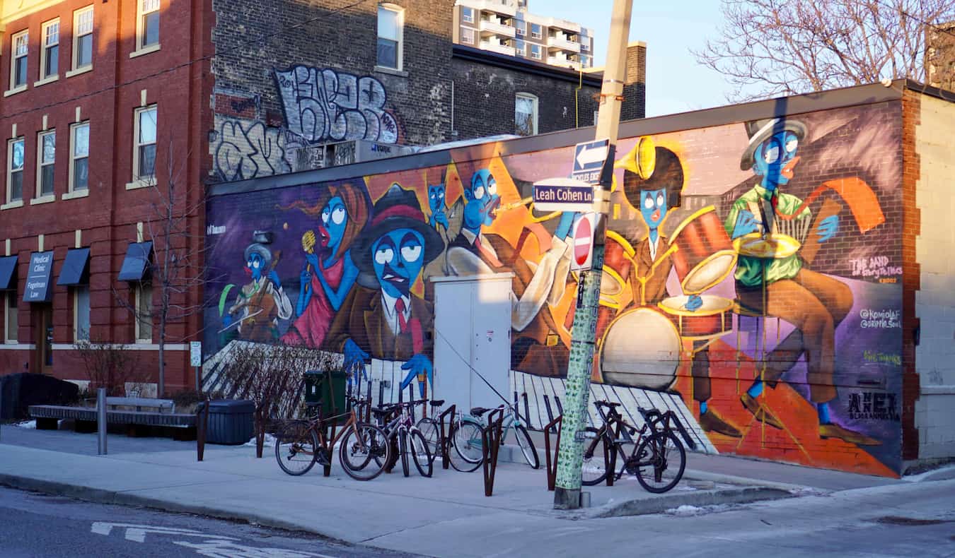 Arte de rua em um prédio antigo em uma rua tranquila na área anexa de Toronto, Canadá